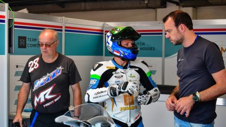 IDM Superbike 1000: Tom Reiterberger hält IDM-Flagge hoch